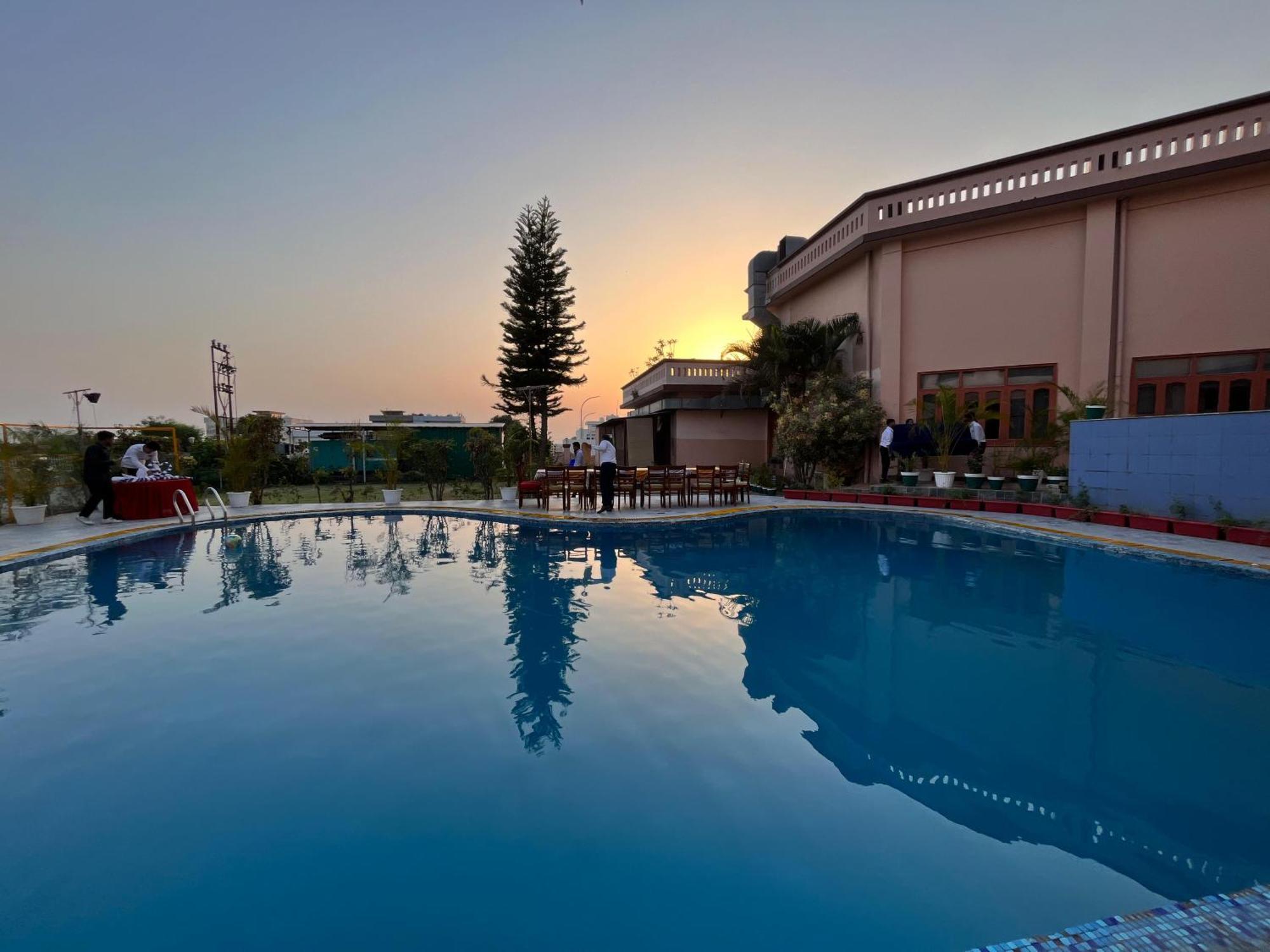 Hotel Padmini Palace Rani Pokhri Luaran gambar